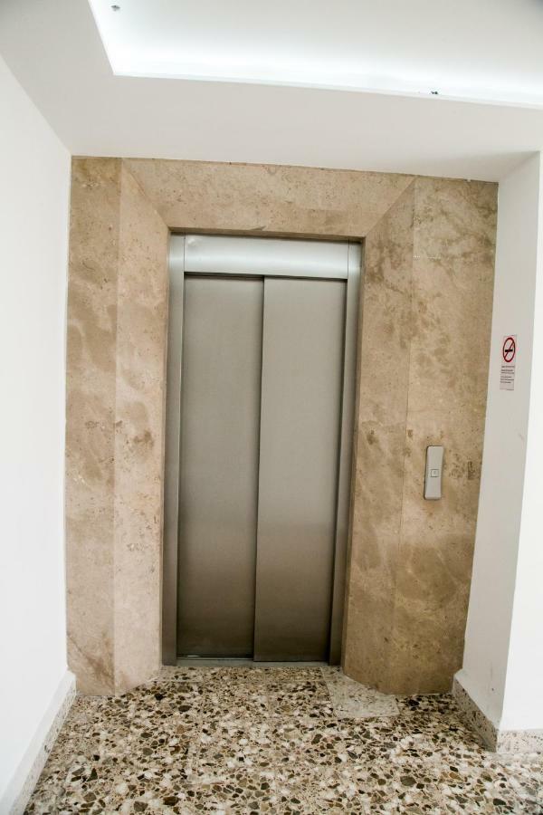 Booking 500 Monterrei Exterior foto