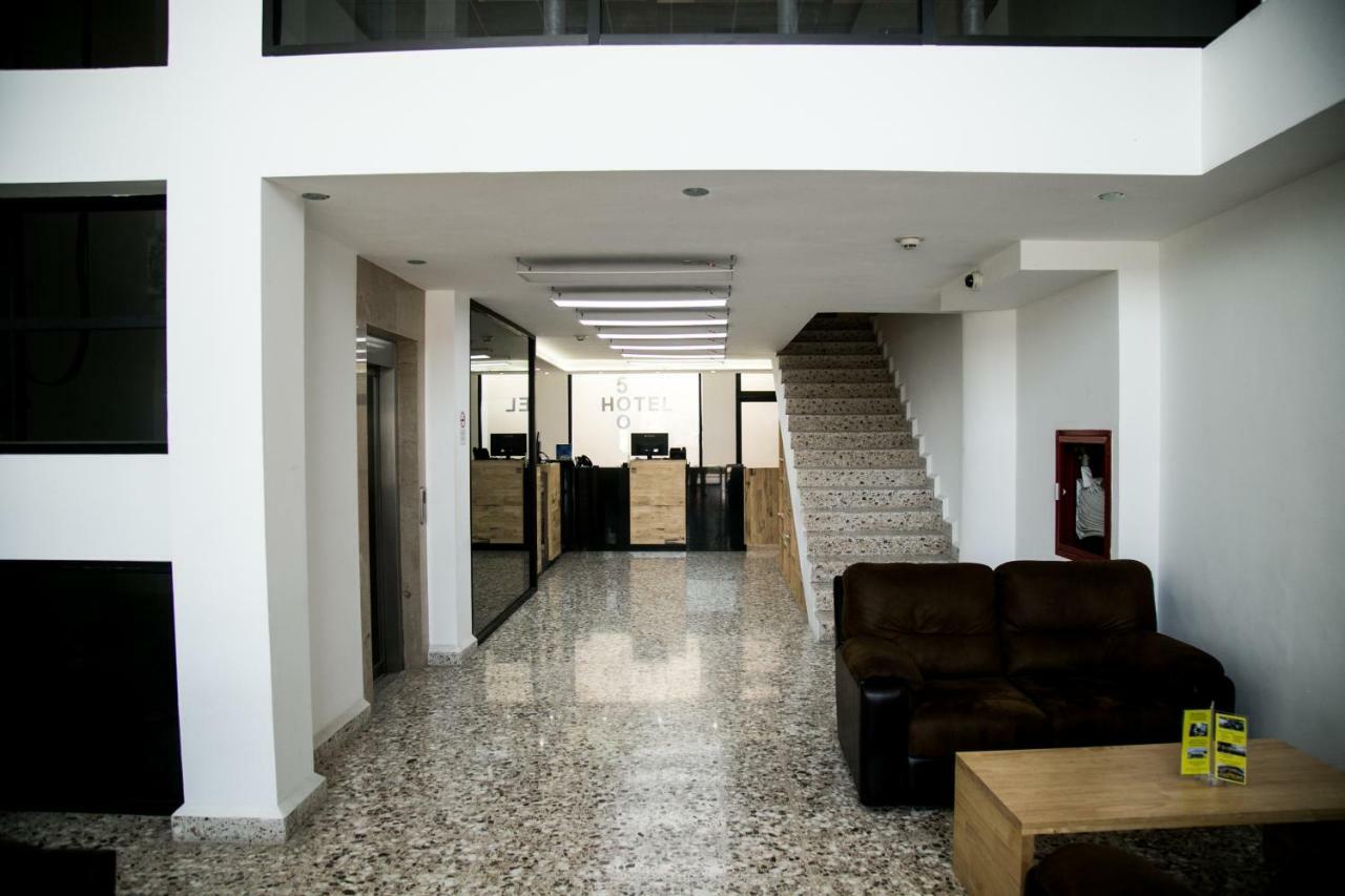 Booking 500 Monterrei Exterior foto