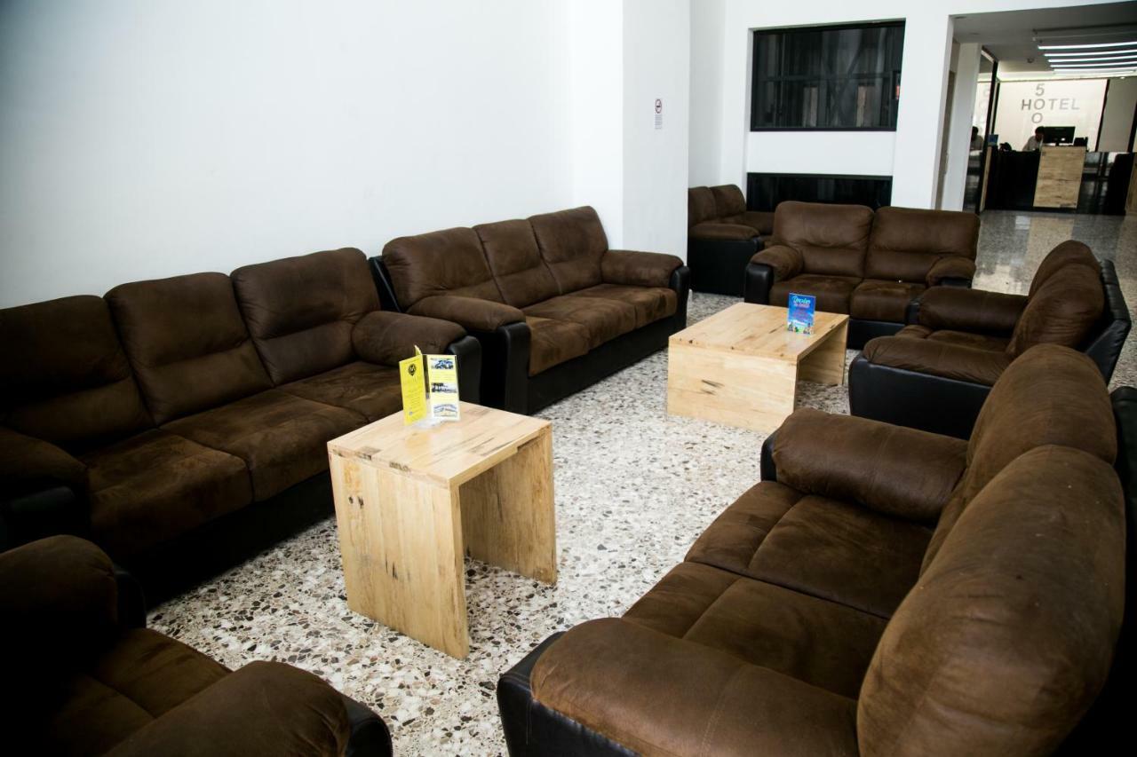 Booking 500 Monterrei Exterior foto
